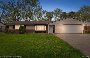 featured image of 2479 Ivanhoe Dr