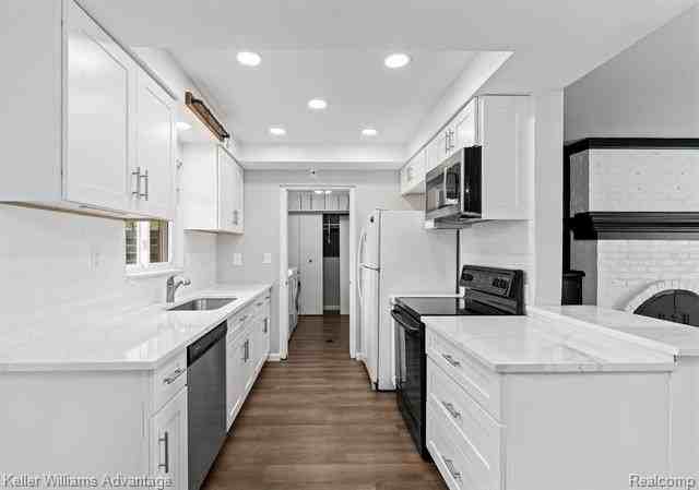 2479 Ivanhoe Dr - Photo 4 of 19