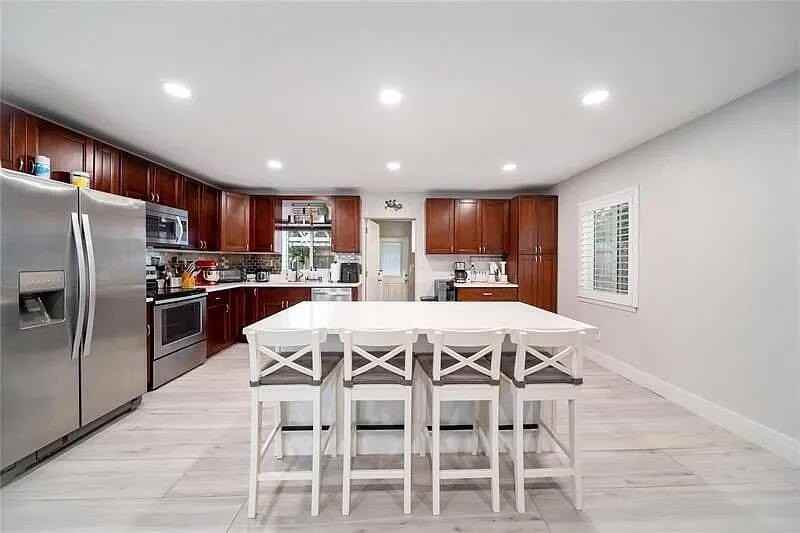 320 Ne 60th St - Photo 2 of 22