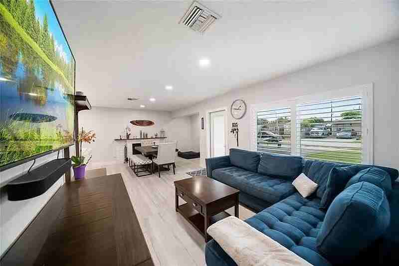 320 Ne 60th St - Photo 3 of 22