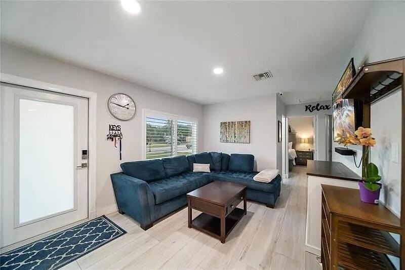 320 Ne 60th St - Photo 4 of 22