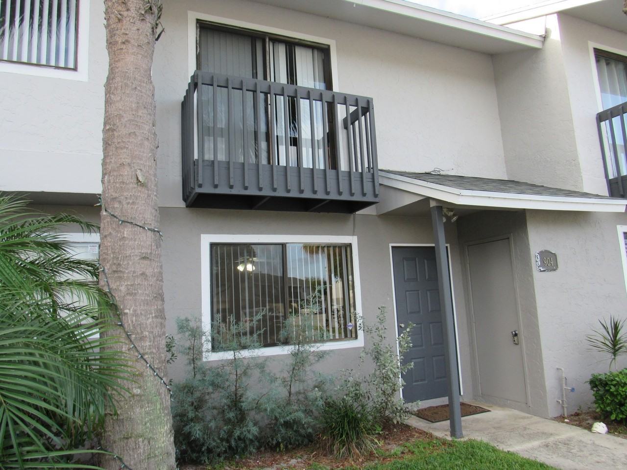 904 Riverside Dr - Photo 2 of 16