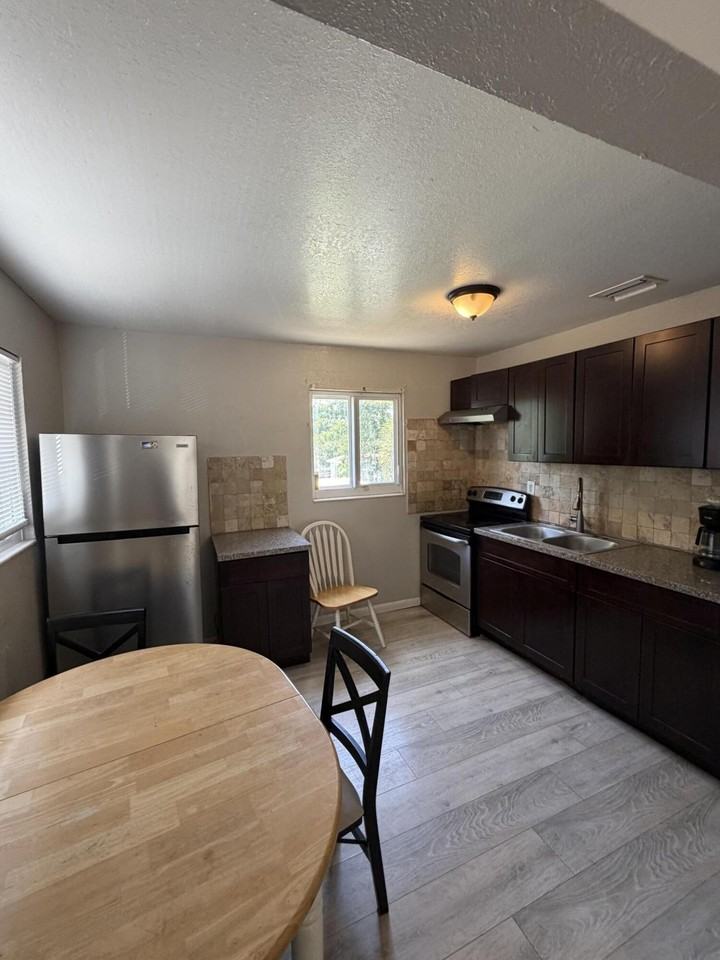 716 22nd St #B - Photo 2 of 6