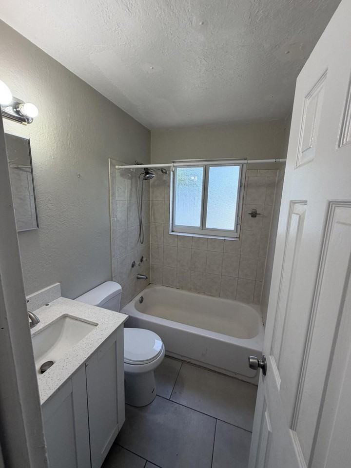 716 22nd St #B - Photo 4 of 6