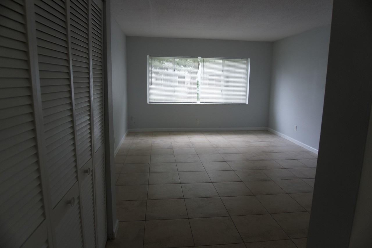 151 Se 6th Ave #3 - Photo 4 of 19