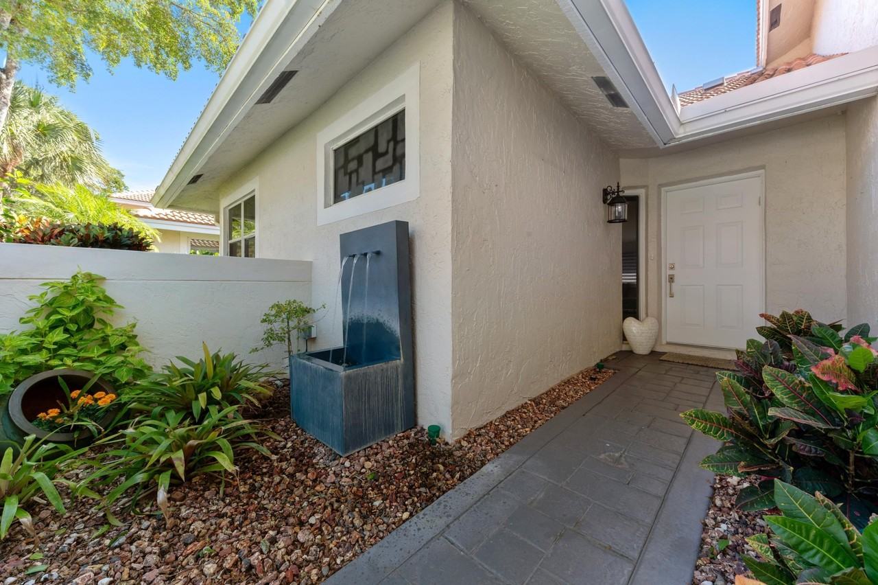 2162 Nw 52nd St - Photo 2 of 32