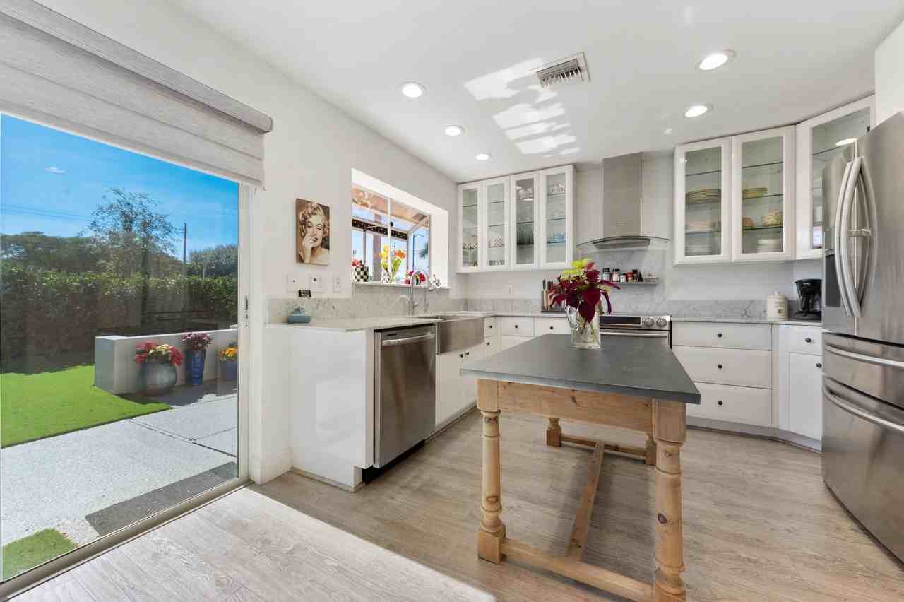 2162 Nw 52nd St - Photo 4 of 32