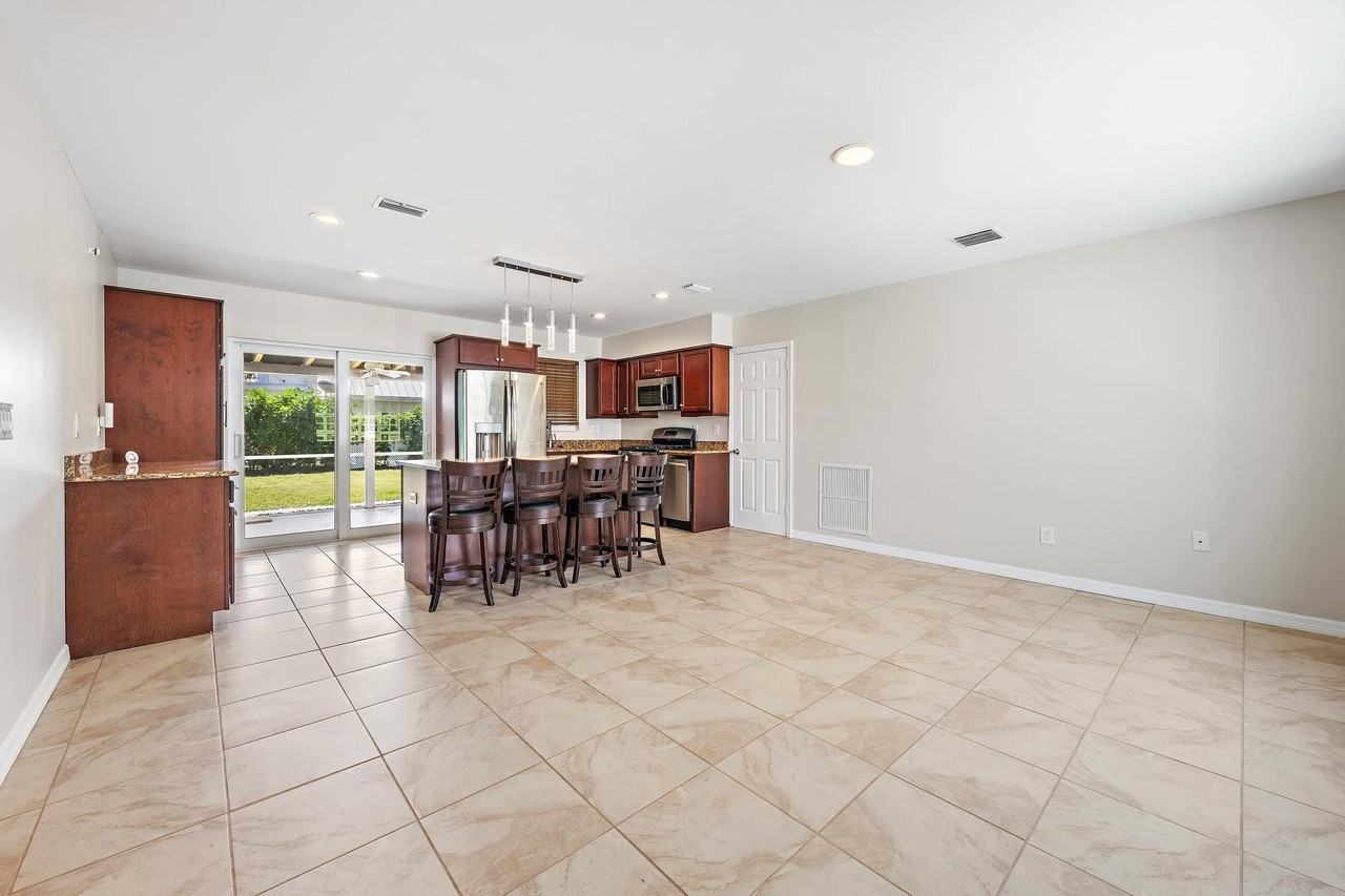 272 Holly Dr - Photo 5 of 19