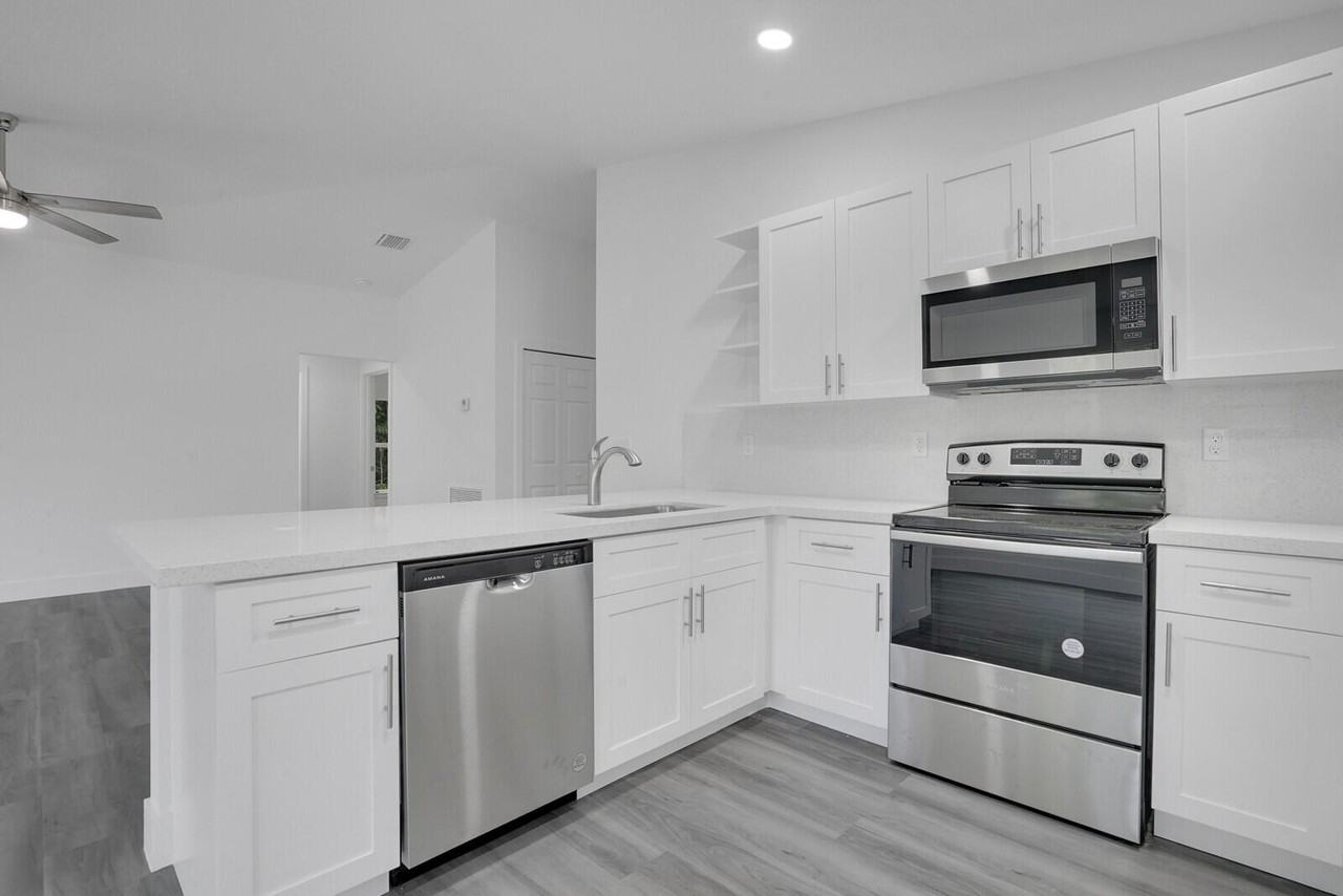 8003 Hibiscus Rd - Photo 2 of 15
