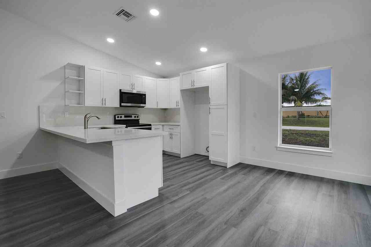 8003 Hibiscus Rd - Photo 3 of 15