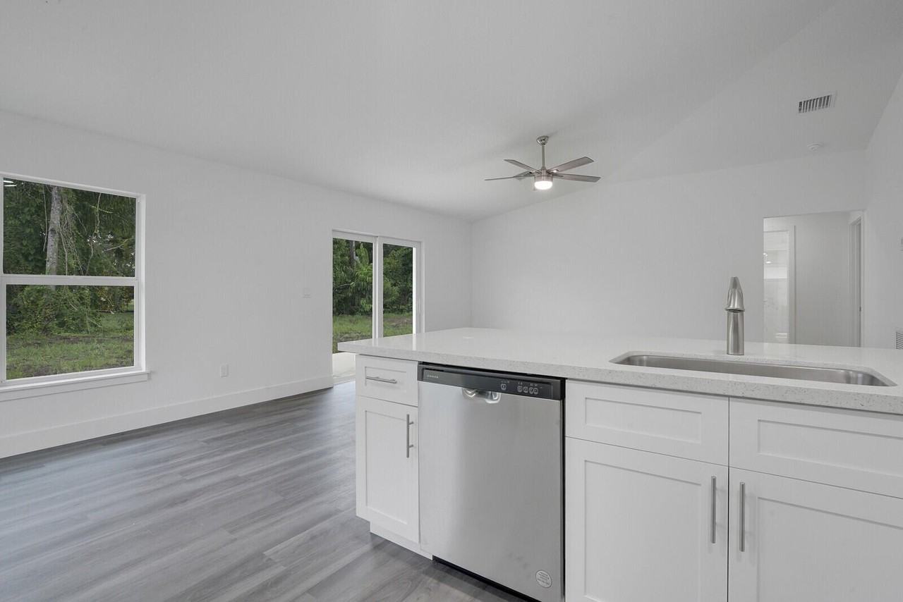 8003 Hibiscus Rd - Photo 4 of 15