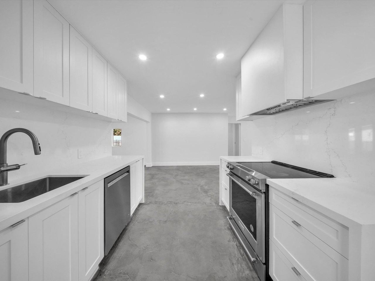 1721 N 16th Ct - Photo 4 of 40