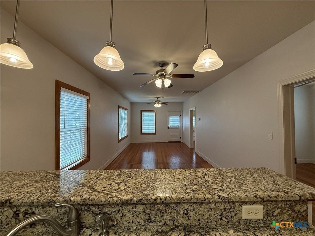 257 E Garza St - Photo 5 of 23
