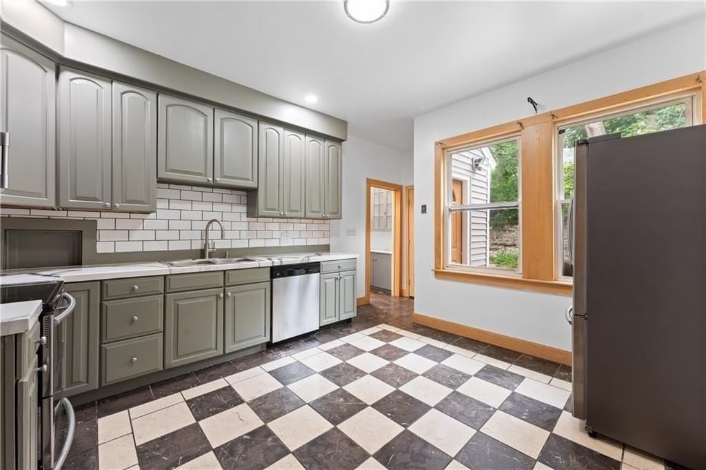 335 Blackstone St - Photo 7 of 8