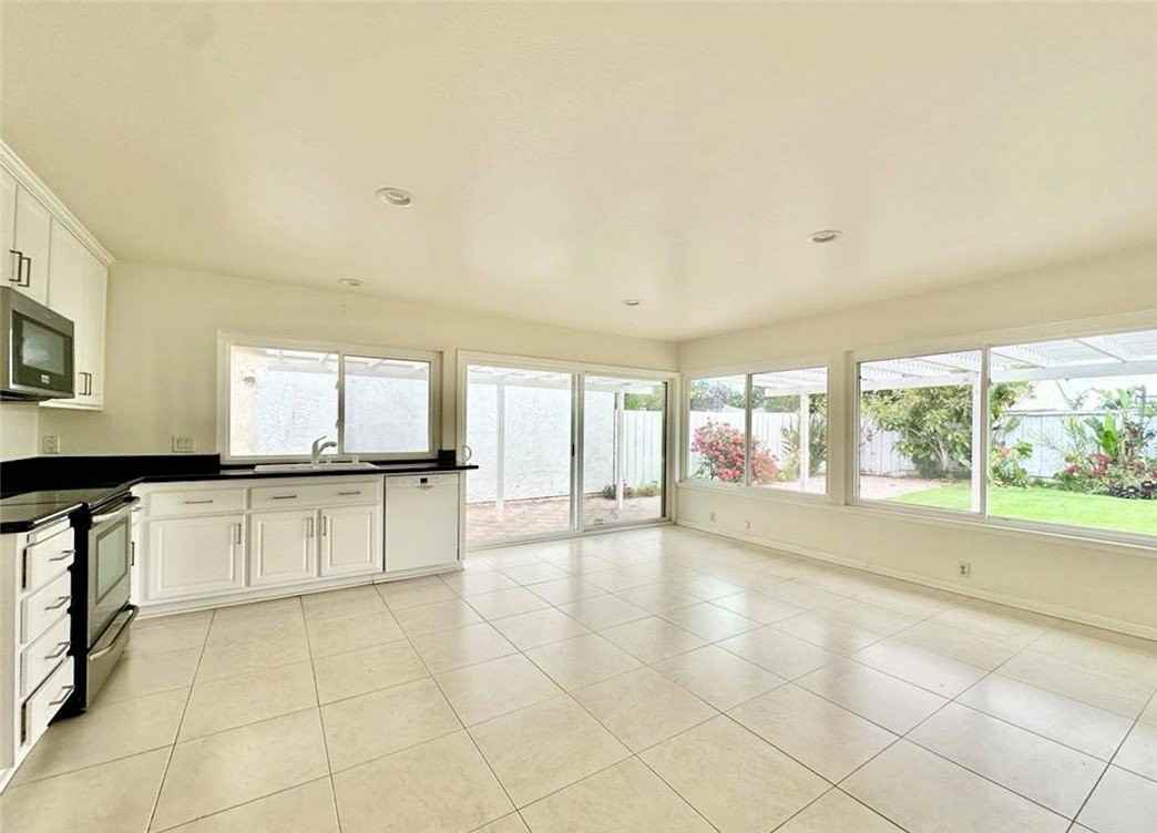 4162 Fireside Cir - Photo 3 of 8