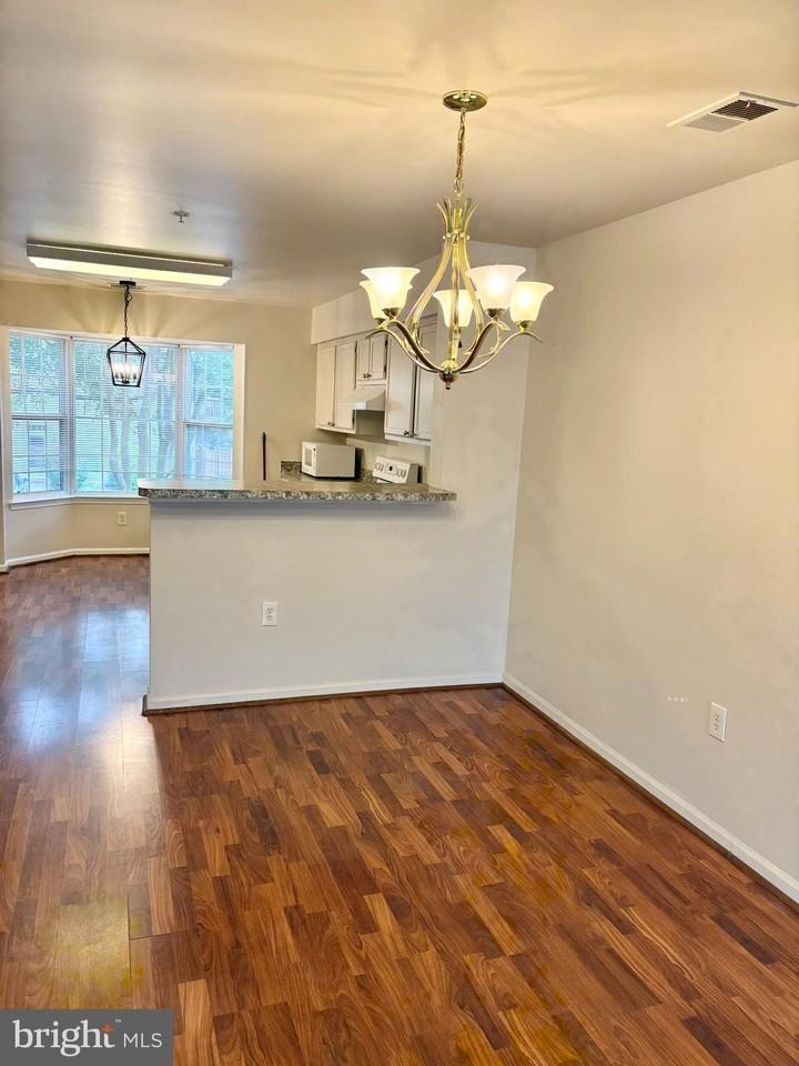 1003 Simsbury Ct - Photo 7 of 31