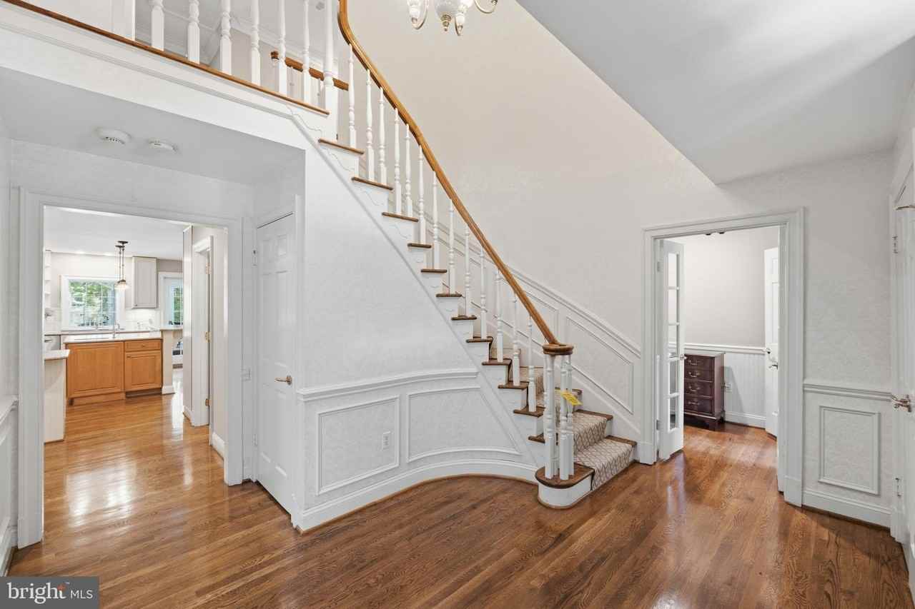 9904 Hall Rd - Photo 2 of 37
