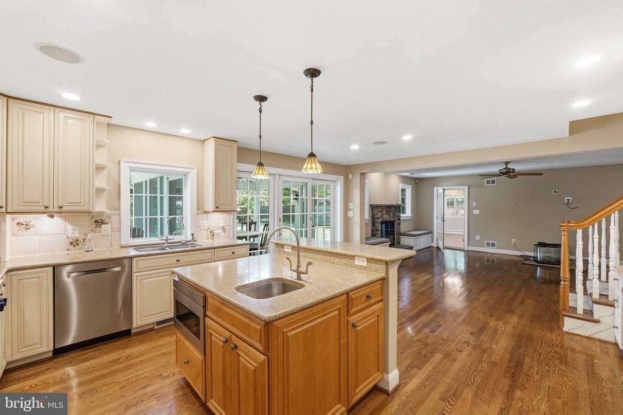9904 Hall Rd - Photo 3 of 37