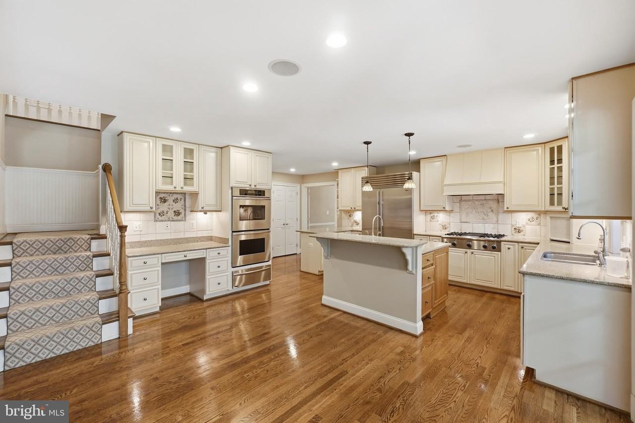 9904 Hall Rd - Photo 4 of 37