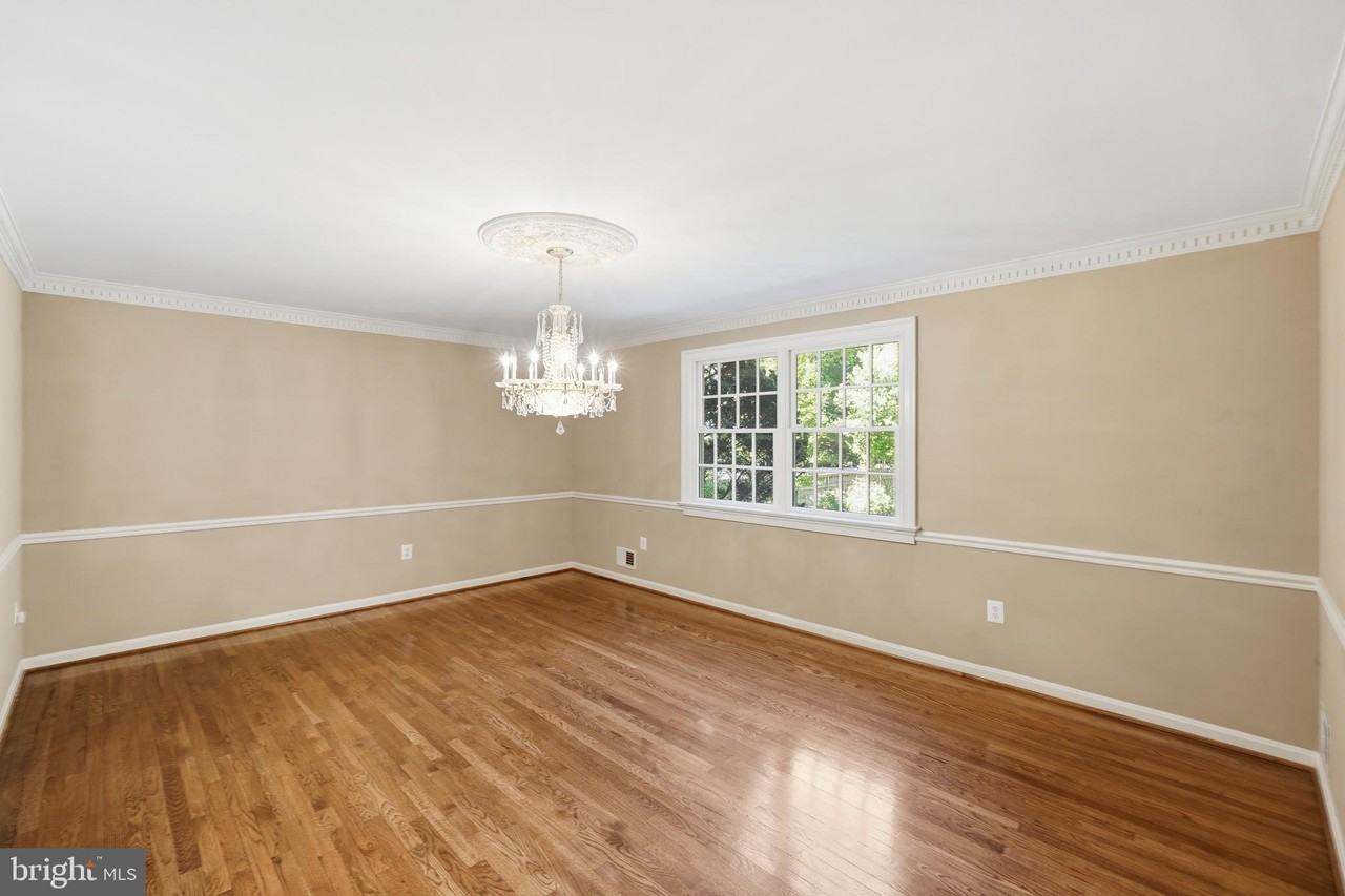 9904 Hall Rd - Photo 6 of 37