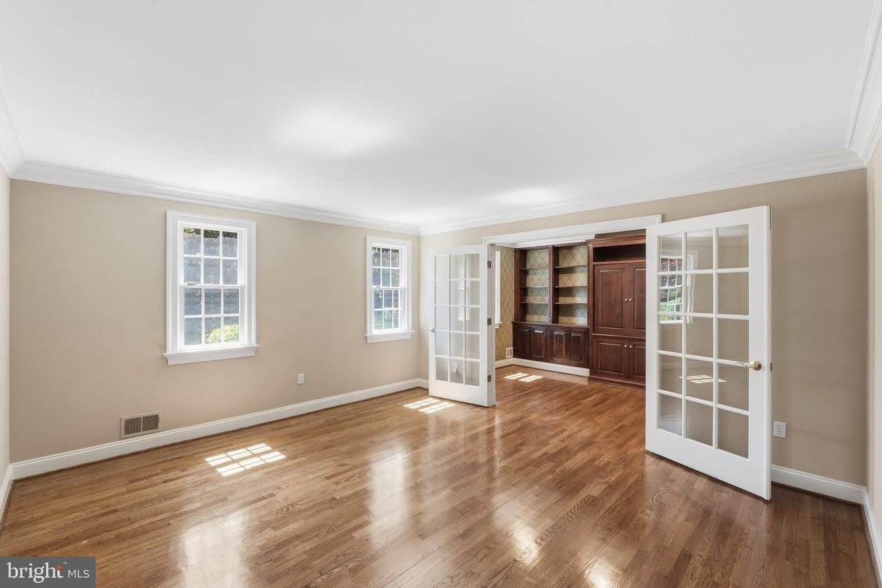 9904 Hall Rd - Photo 7 of 37