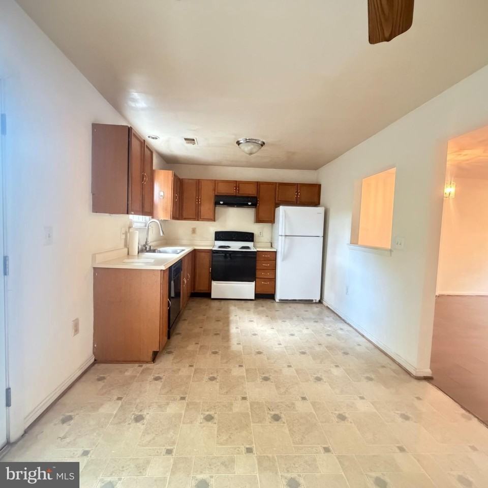 7212 Lost Spring Ct - Photo 5 of 16
