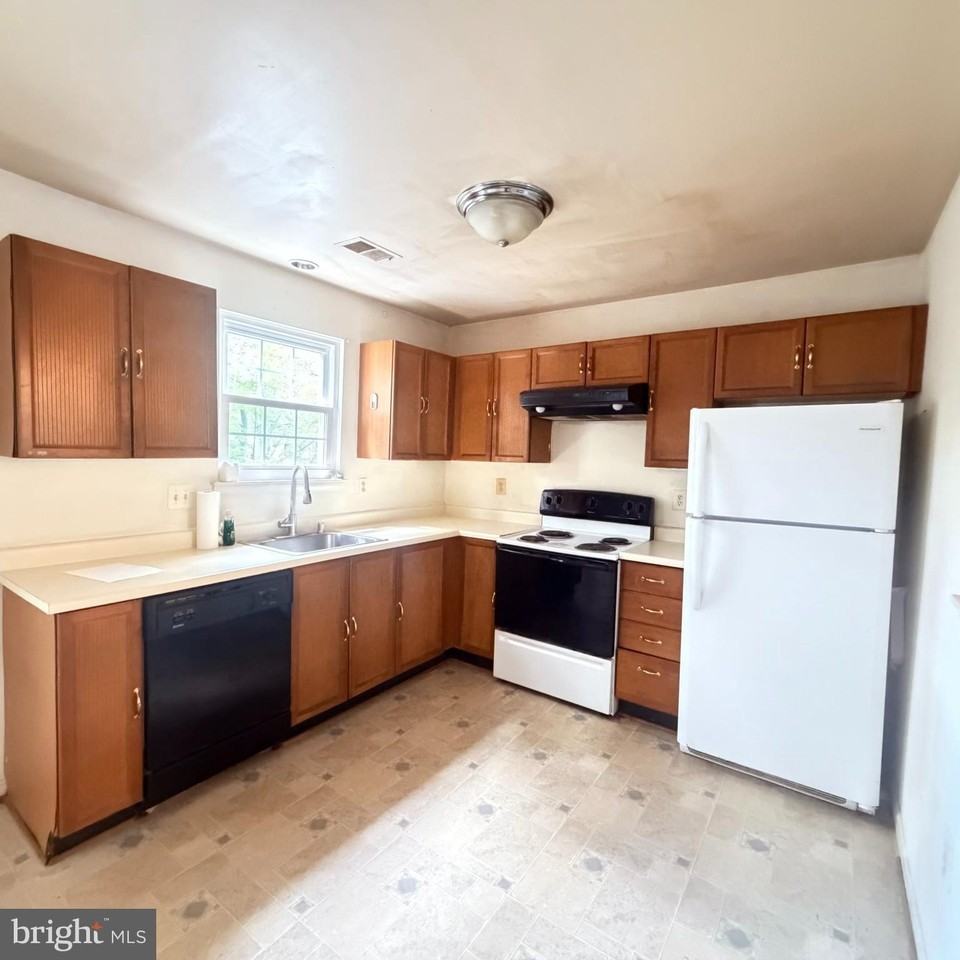 7212 Lost Spring Ct - Photo 6 of 16