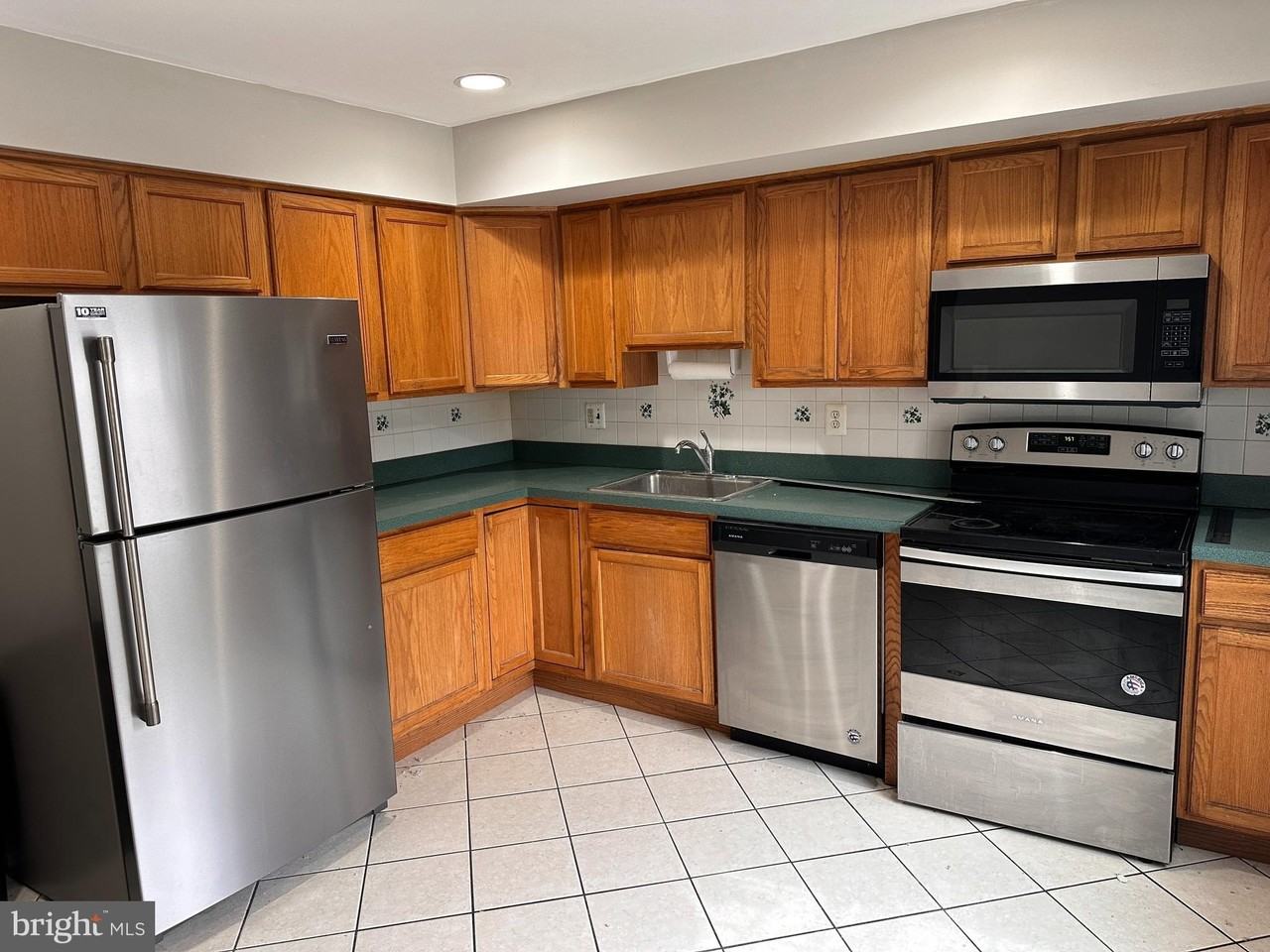 63 Constitution Ave - Photo 2 of 25