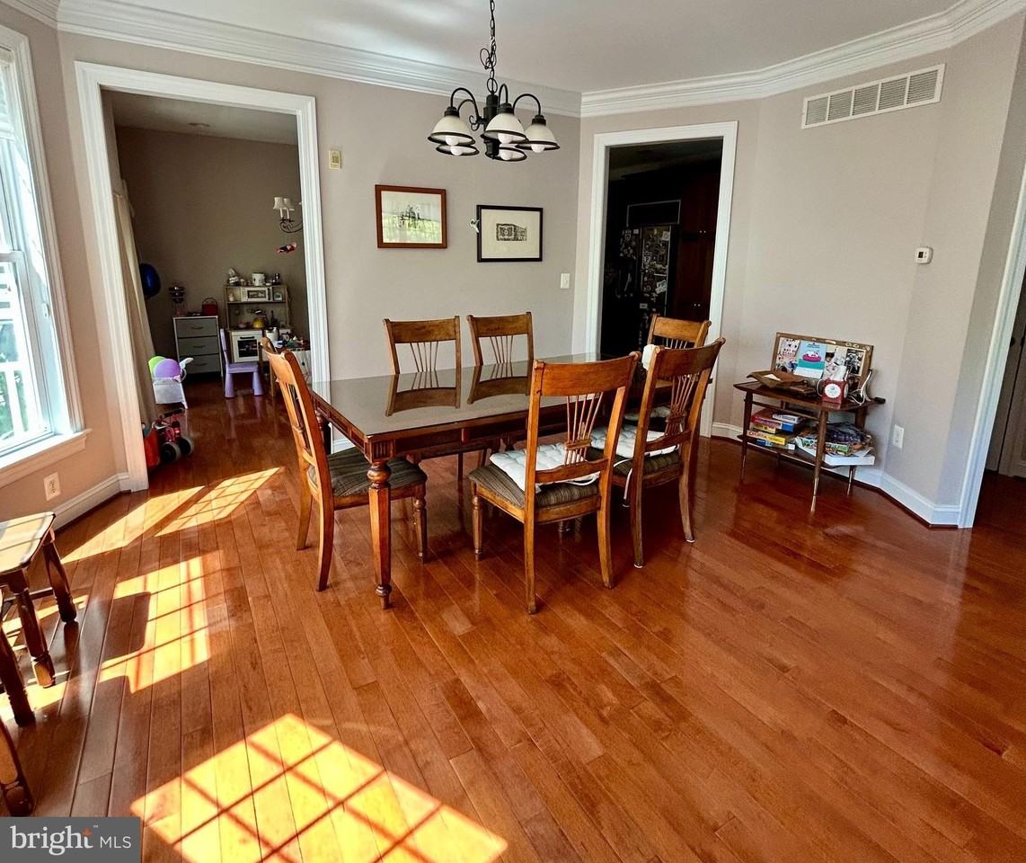 202 Cobblestone Dr - Photo 6 of 15