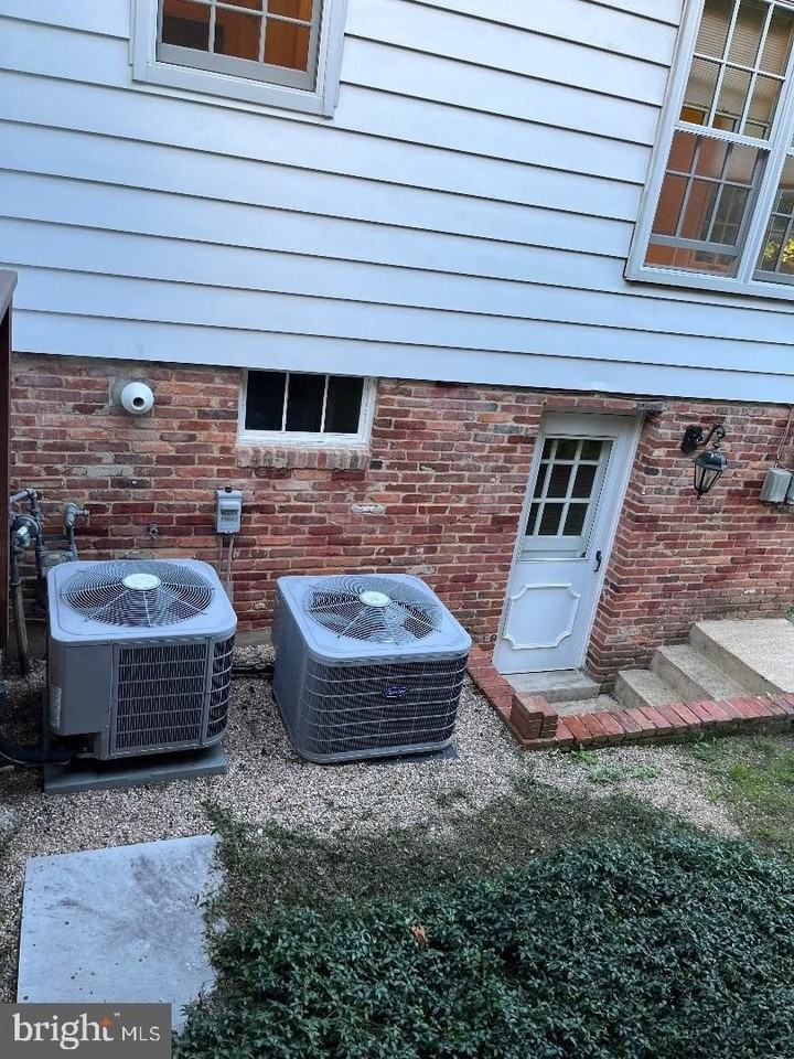 8111 Saxony Dr - Photo 6 of 23