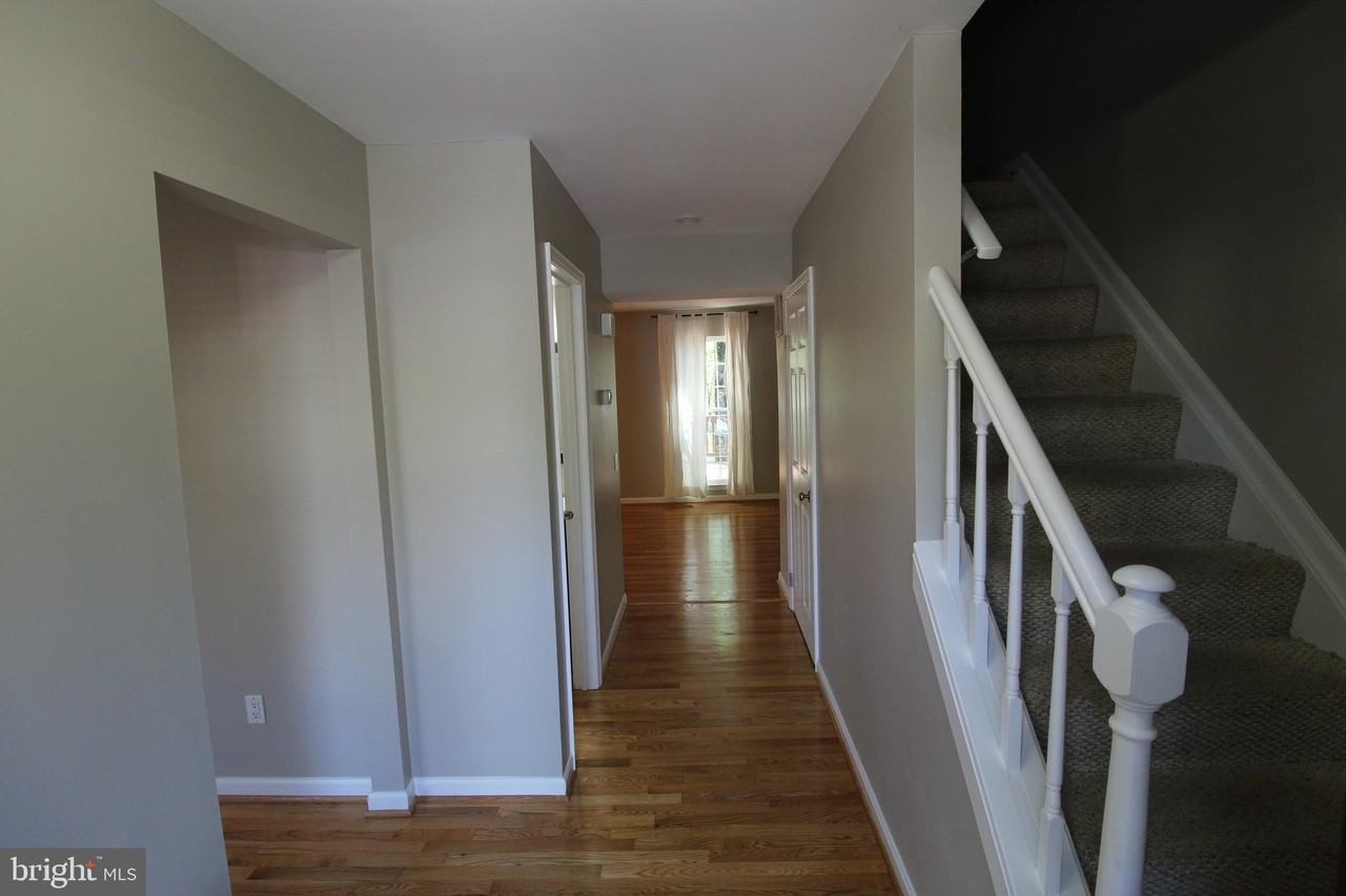 6055 Meyers Landing Ct - Photo 3 of 35