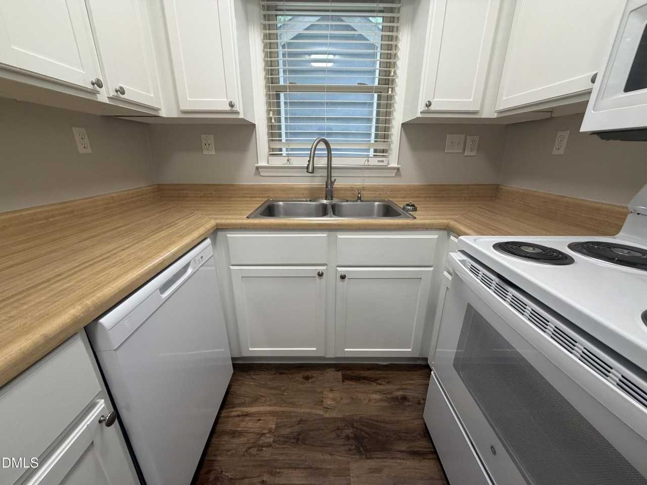 5551 Hamstead Xing - Photo 4 of 11