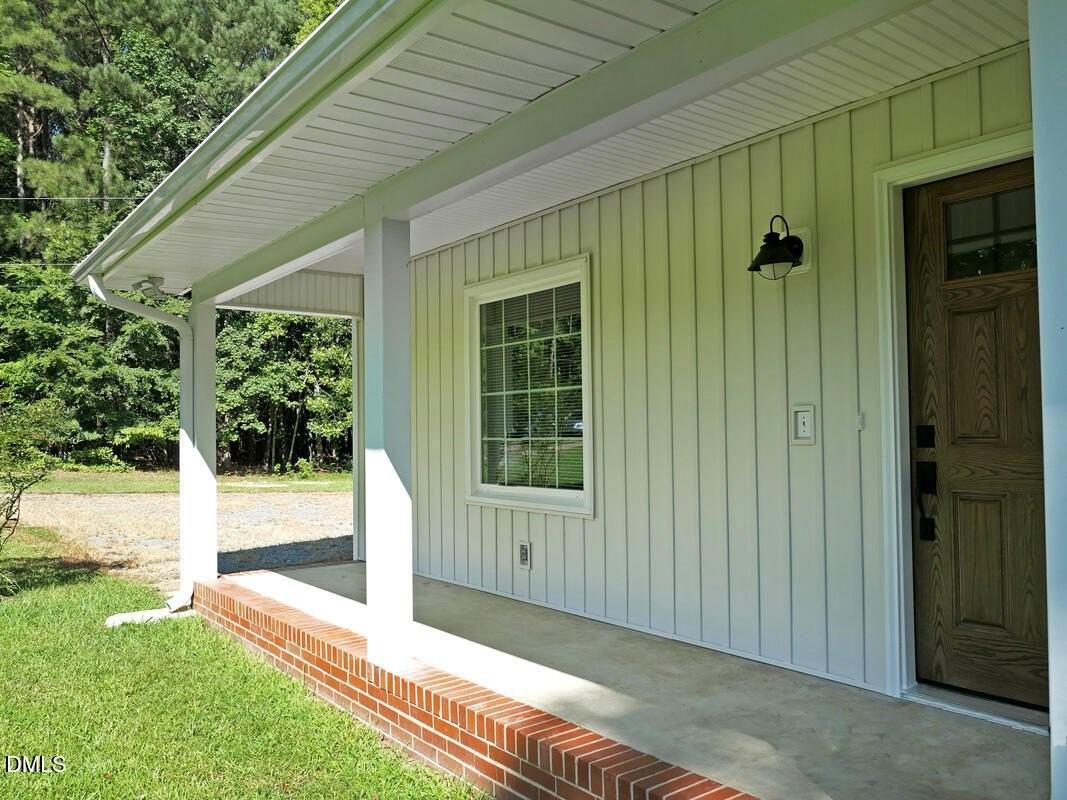 1075 Manns Chapel Rd - Photo 3 of 33