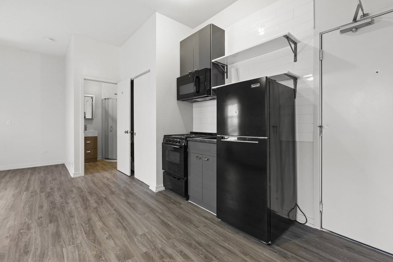 1136 W Wilson Ave #213 - Photo 5 of 8