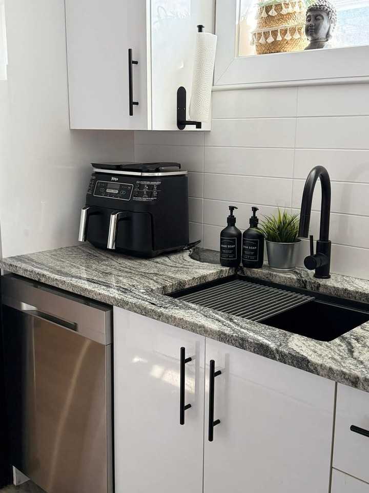 127 Drummond St - Photo 4 of 21