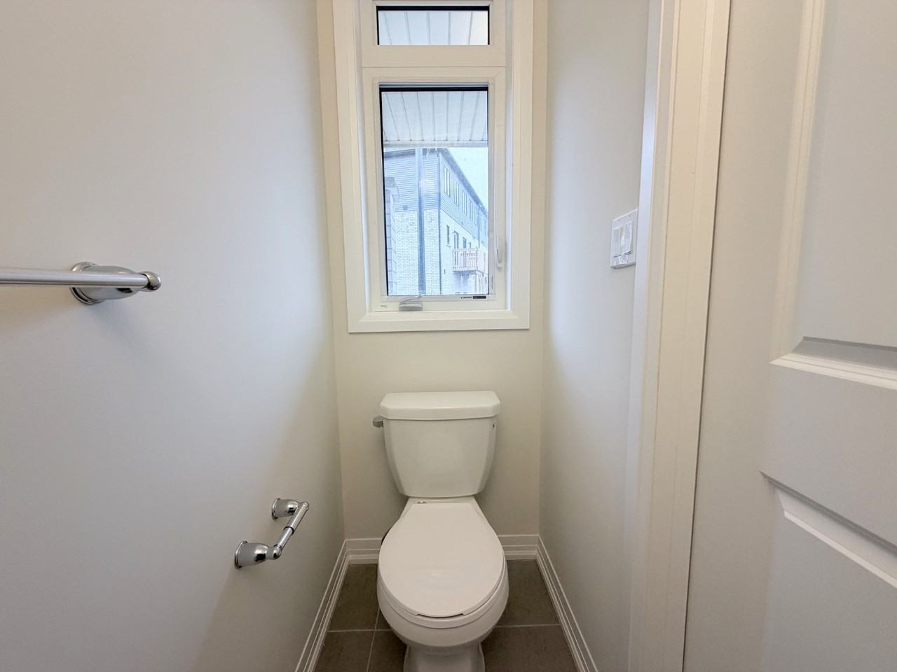 660 Colborne St - Photo 4 of 26
