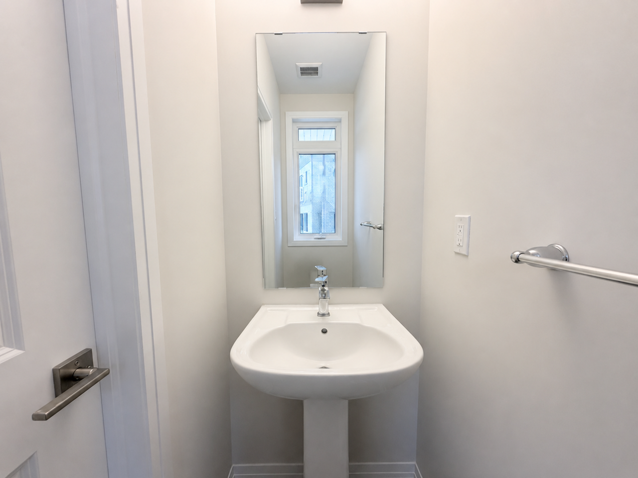 660 Colborne St - Photo 5 of 26