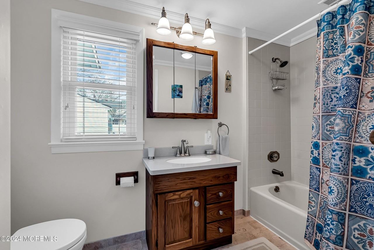 219 Harrison Ave - Photo 7 of 27