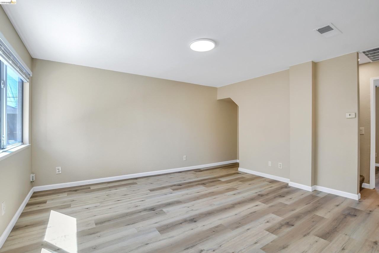 612 W 15th St - Photo 4 of 34