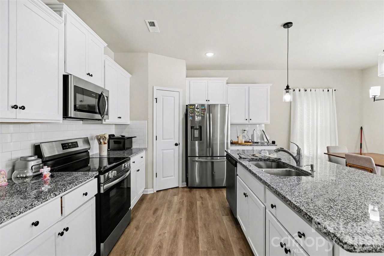 9028 Stoney Waters Ct - Photo 4 of 19
