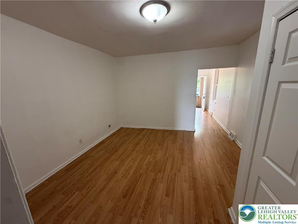 1113 E 4th St ##1 - Photo 3 of 6