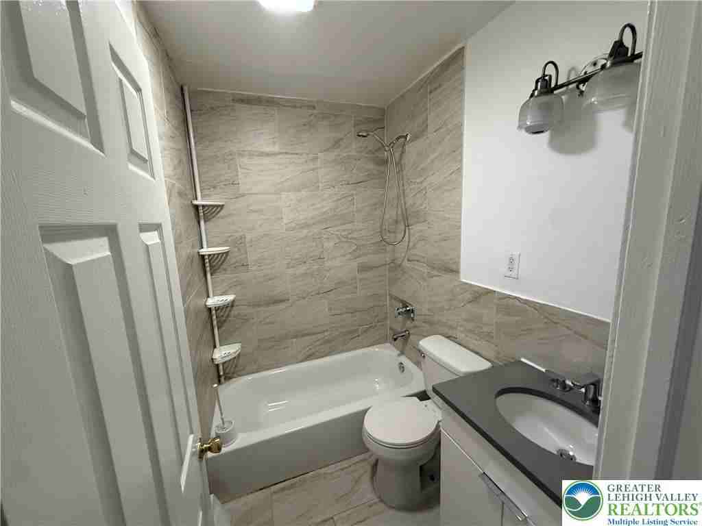 1113 E 4th St ##1 - Photo 4 of 6