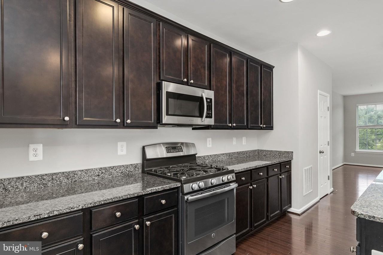 7814 River Rock Way - Photo 7 of 50