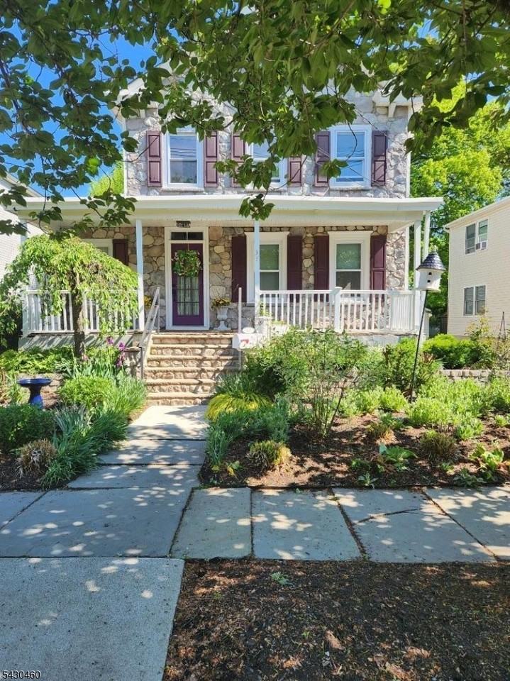 37 Maple St - Photo 2 of 19