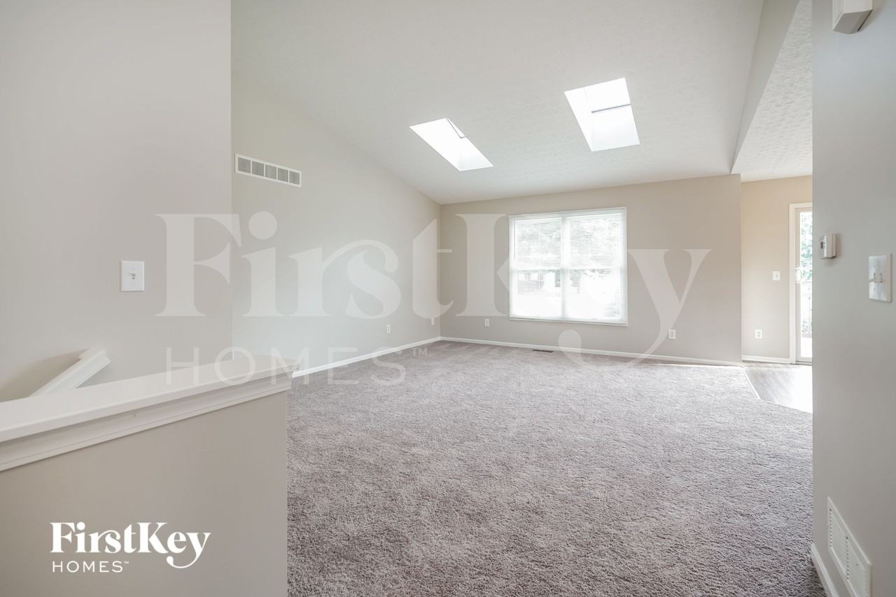 7127 Emerald Tree Dr - Photo 3 of 15