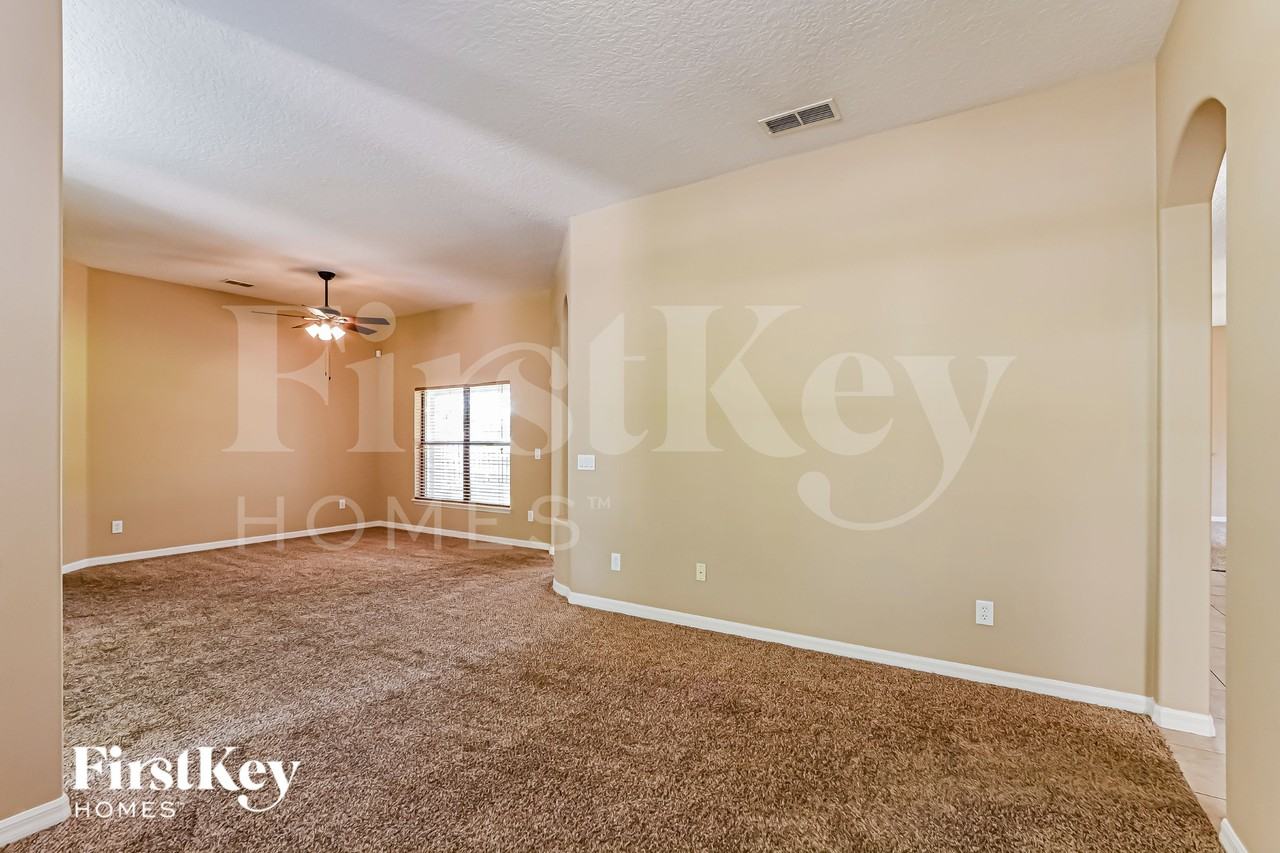 1521 Clapton Dr - Photo 3 of 15