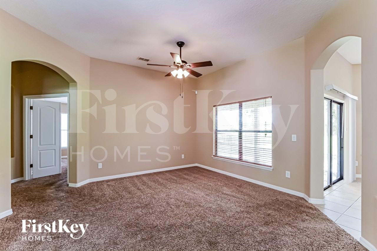 1521 Clapton Dr - Photo 4 of 15