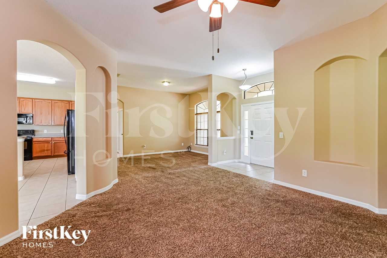 1521 Clapton Dr - Photo 5 of 15