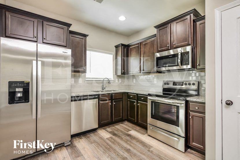 5805 Woodside Xing - Photo 6 of 15