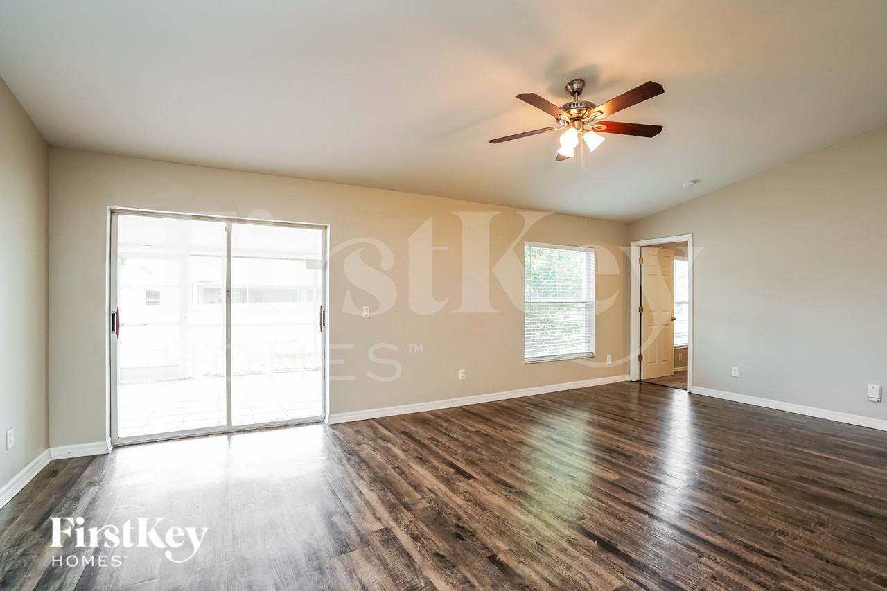 1229 Sw 18th Ave - Photo 2 of 16
